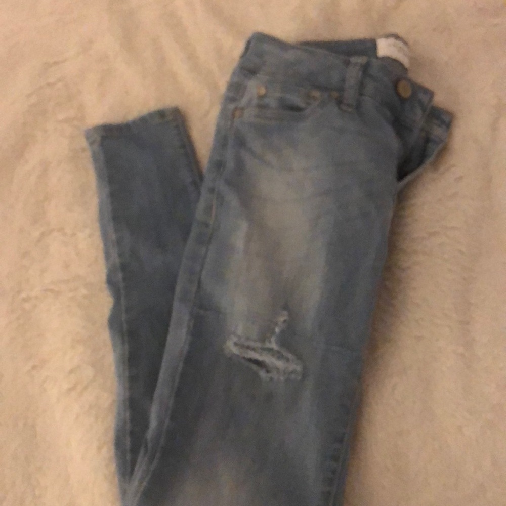 BLUE RIPPED JEANS